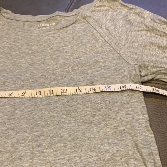 💕GAP long sleeve Feather tee in gray, size medium - Picture 2 of 7